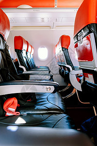 飞机经济舱部分的座椅汽车窗户内饰经济商务假期交通技术蓝色运输图片