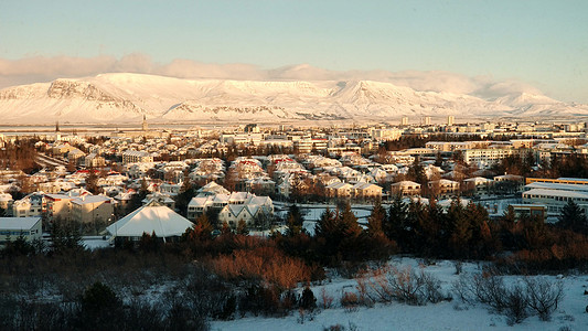 冰岛冬季的雪覆盖了街道全景城市风景天线旅游地标蓝色景观建筑学首都图片