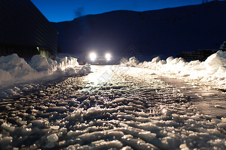 车头灯下结冰的道路天气蓝色季节水晶宏观雪花液体装饰品裂缝冰川图片