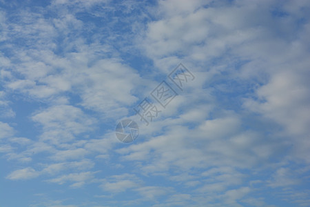 蓝色天空中的白毛云雨云天气气候太阳气氛云雾晴天照片阳光天蓝色图片