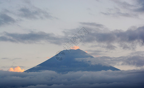 藤山风景 雨季时的藤地火山 太柔软了图片