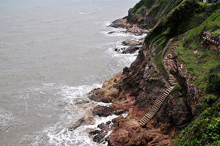 海景和山坡与悬崖 旧楼梯下悬崖 佩里德岛假期活动热带海岸街道森林蓝色蓝天山麓海滩图片