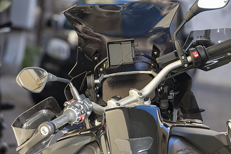 一辆停泊的旅游摩托车的细节运动发动机车轮摩托技术旅行金属风俗合金机器图片