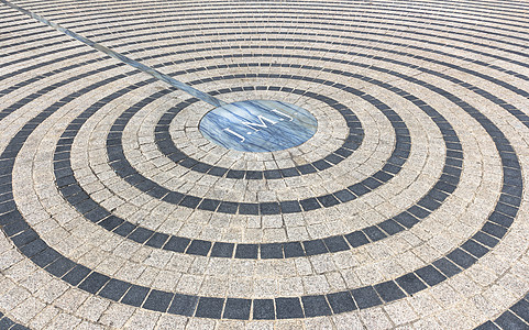 具有同心花纹的路面灰色装饰品正方形径向圆形露台人行道地面马赛克石头图片