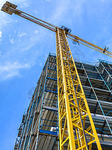 Crane和正在建造的建筑工作项目财产公寓天空房子框架商业蓝色摩天大楼图片