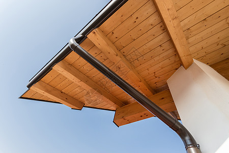屋顶上的雨沟 在屋顶的生态房屋上屋檐管道金属屋顶天空建筑建筑学排水管房子落水管图片