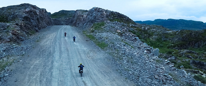 骑摩托车的人上山路 山地风景森林爬坡曲线山脉瓦砾冒险头盔阳光旅游国家图片