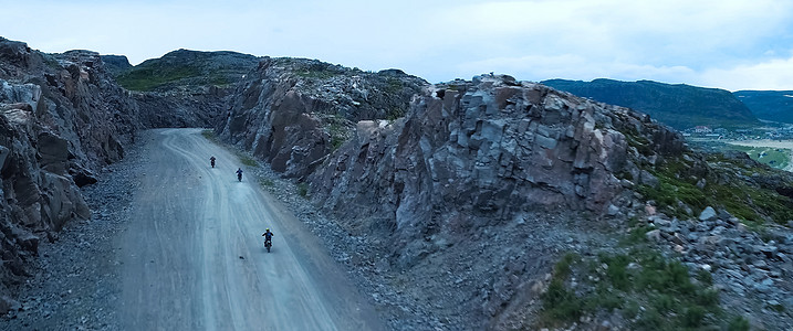 骑摩托车的人上山路 山地风景地平线假期爬坡摩托车手曲线沥青缠绕天空冒险旅游图片