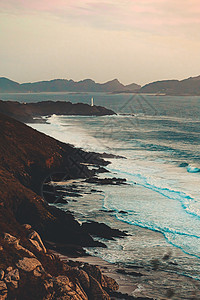 海岸的空中景象与大浪图片