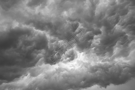 雨多云的天空危险黑色戏剧性云景气象飓风风暴雷雨天气精神图片