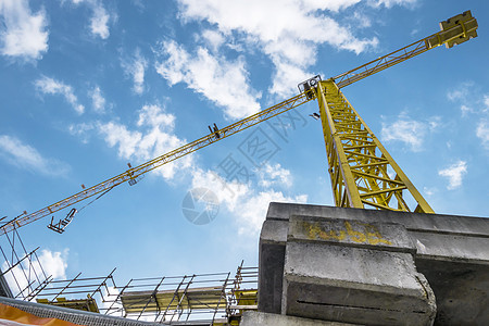 Crane和正在建造的建筑公寓工程蓝色商业建筑物工作财产水泥框架职场图片