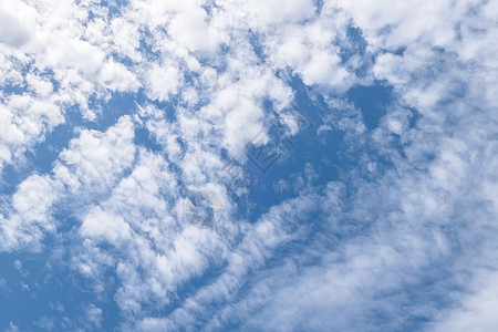 蓝色天空 有云假期天气绿色季节晴天太阳风景场景环境地平线图片