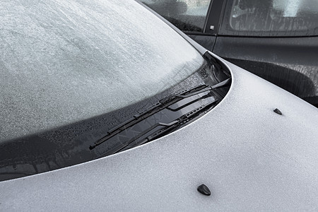 车内冰雪覆盖的汽车车辆交通危险挡风玻璃风暴雪堆窗户运输冻结场景图片