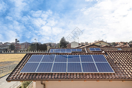太阳能安装红色屋顶上的太阳能电池板创新天空安装经济技术住宅光伏控制板建筑阳光背景
