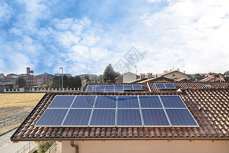 红色屋顶上的太阳能电池板创新天空安装经济技术住宅光伏控制板建筑阳光图片