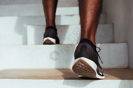 黑人运动运动员 走上爬上楼梯的阶梯训练小牛有氧运动屁股脚步慢跑者锻炼赛跑者肌肉活力图片