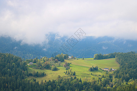 在一个雾雾的清晨 小山村背景图片