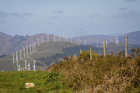 自然山地钻井景观中风电场排成一列的风力涡轮机景观气候生产生态蓝色能源天空发电机白色电力技术图片