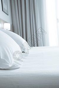 豪华酒店大床铺上白罩子的枕头装饰房间寝具家庭羽绒被木头棉布休息奢华就寝图片