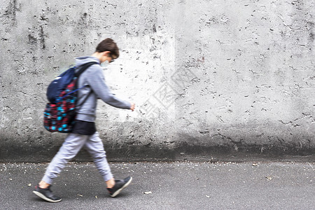 带医疗面具的中学生图片