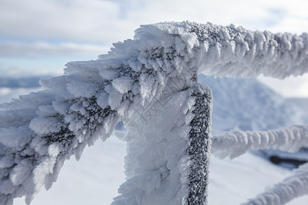 雪和冰盖的楼梯栅栏 说明特寒寒冷冷藏冲孔危险环境温度栏杆冰川天气降雪图片