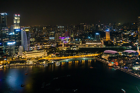 新加坡  2018年6月10日 新加坡市夜景最深处 wid游客商业海滨中心正方形景观喷泉雕塑建筑物蓝色图片