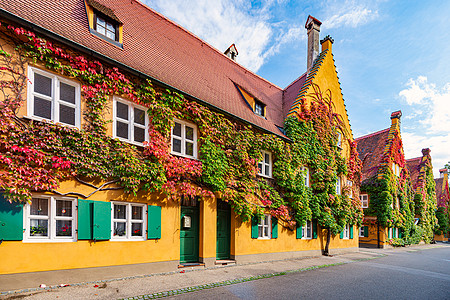 德国奥格斯堡Fuggergeei住房综合建筑群房子天空绿色植物村庄窗户旅行联盟蓝色建筑学财产图片