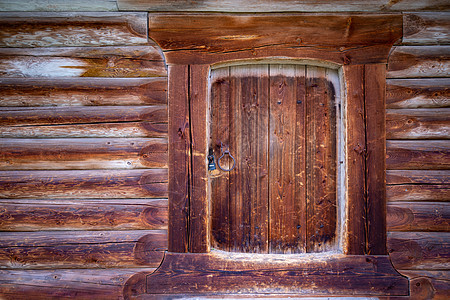 深黑的旧木原木房屋墙壁木头木材阴影风化棕色黑色材料古董硬木建筑学图片