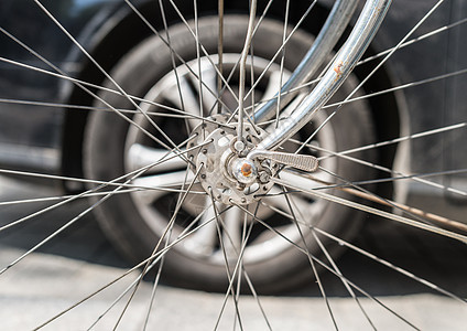 自行车对车 轮子对着对方图片