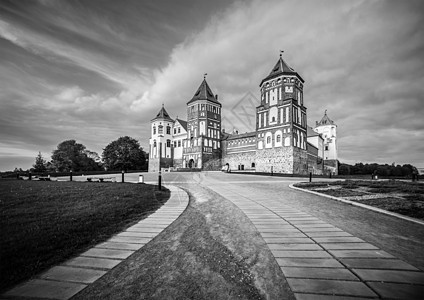 在白俄罗斯与和平号城堡的美丽风景鹅卵石旅行历史性堡垒路面安全小路文化贵族天空图片