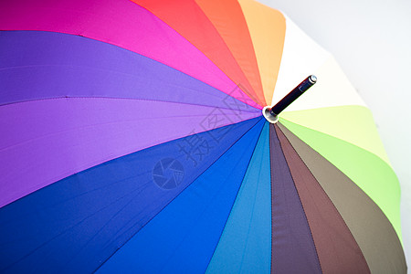 多色雨伞的近视天气阳伞绿色黄色蓝色庇护所白色红色彩虹橙子图片