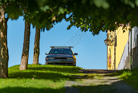 旧车在挪威 欧洲的阿列森德街上图片