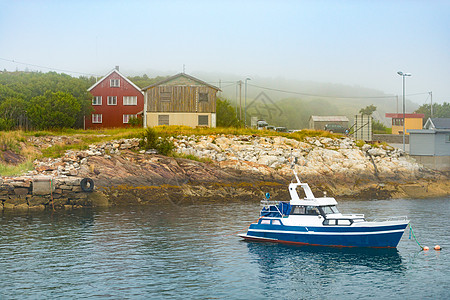 挪威离海岸附近有家住的船图片