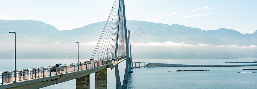挪威 欧洲和挪威的桥梁公路上的汽车蓝色顶峰运输假期旅行小路爬坡风景天空地形图片