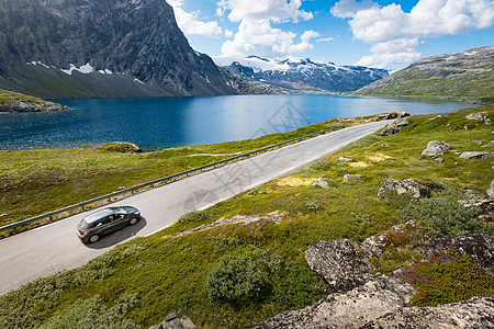 挪威 欧洲山丘中的汽车车轮旅行顶峰车辆小路岩石天空风景运输蓝色图片