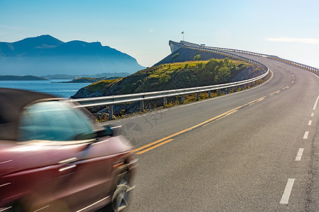 挪威 欧洲和挪威大西洋公路上的汽车国家旅行蓝色岩石小路地标车辆天空地形车轮图片