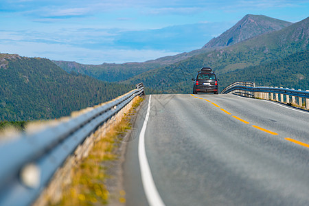 挪威 欧洲和挪威山路上的汽车车轮天空旅游土地运输顶峰地形旅行风景蓝色图片