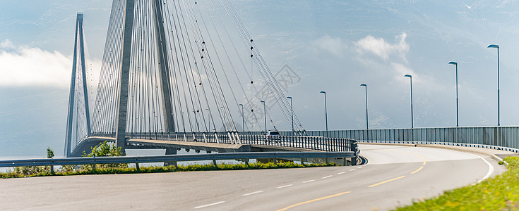 挪威 欧洲和挪威的桥梁公路上的汽车风景车辆地形运输全景国家旅游岩石顶峰假期图片