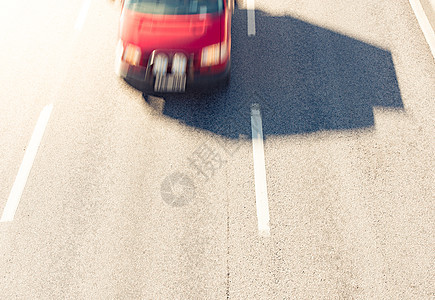 快速行驶汽车的顶端视图白色红色运动驾驶旅行车辆交通速度运输街道图片
