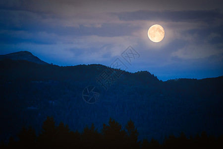 在满月的山上 暮光照耀天空风景岩石旅行月亮旅游美丽黑色黄色森林图片