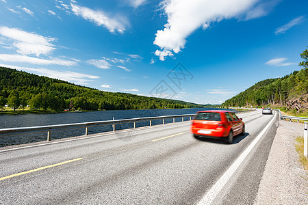 挪威 欧洲的路上有车 阳光明媚的日子运输路线蓝色速度汽车车辆爬坡运动交通天空图片