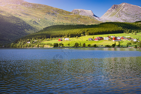 挪威乡村住房 湖和草地森林旅行农村农场建筑反射风景场地晴天蓝色图片