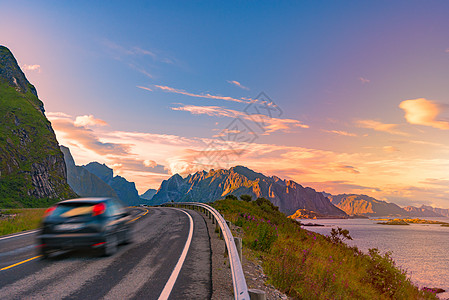 挪威 欧洲和挪威的汽车在路上行驶 日落旅行车辆运输蓝色旅游爬坡场景路线全景驾驶太阳图片
