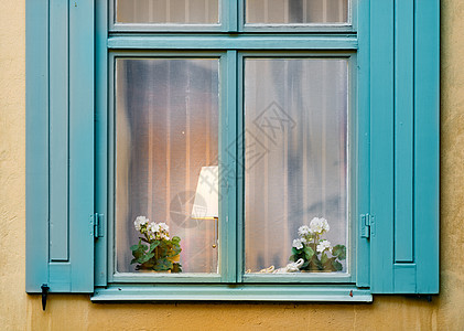 有灯和花的窗口窗户旅行房间房子玻璃框架蓝色木头城市旅游图片