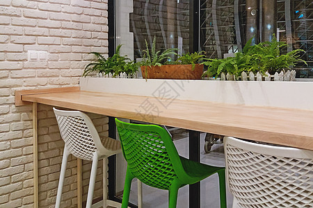 餐厅窗户旁边的空椅子桌和绿色植物室 室内图片