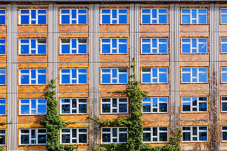 德国柏林的古老房屋外墙窗型模式窗户城市框架蓝色财产房子建筑学办公室玻璃历史性图片
