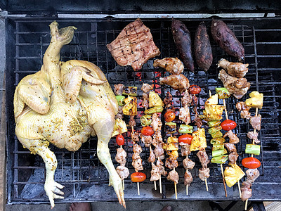 外部烹饪外的低成本bbq最佳观景女性香肠朋友们男人野餐牛肉派对食物蔬菜季节图片