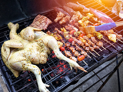 外部烹饪外的低成本bbq最佳观景牛肉牛扒煤炭蔬菜炙烤乐趣女性野餐男人朋友们图片