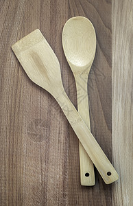 厨房配件 木制管和木制勺子桌子配饰木头食物烹饪餐具餐厅棕色工具家庭图片