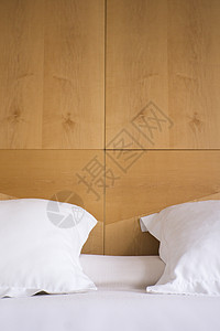 豪华酒店大床铺上白罩子的枕头房间卧室休息就寝家具床罩尺寸国王床单家庭图片